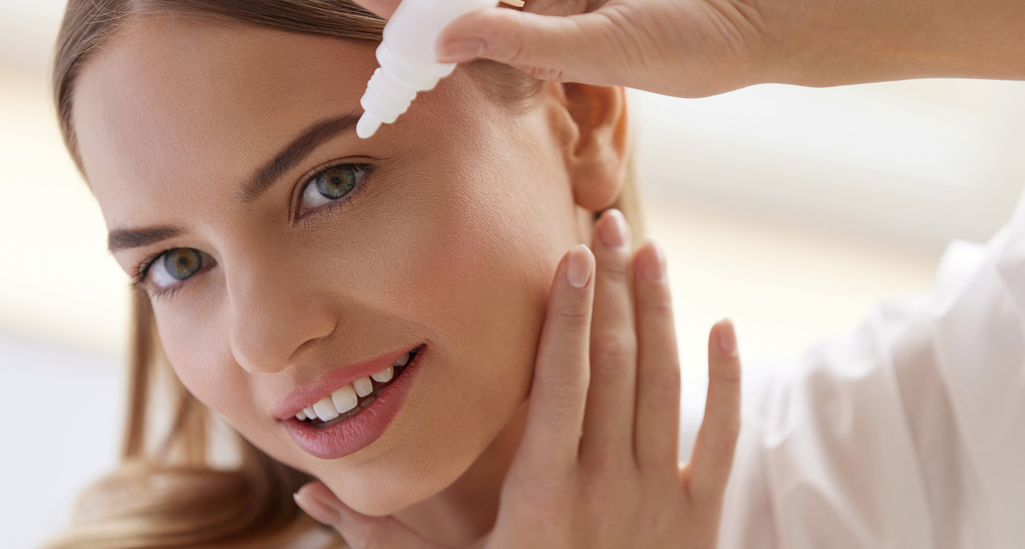 žmogus lašina akių lašus