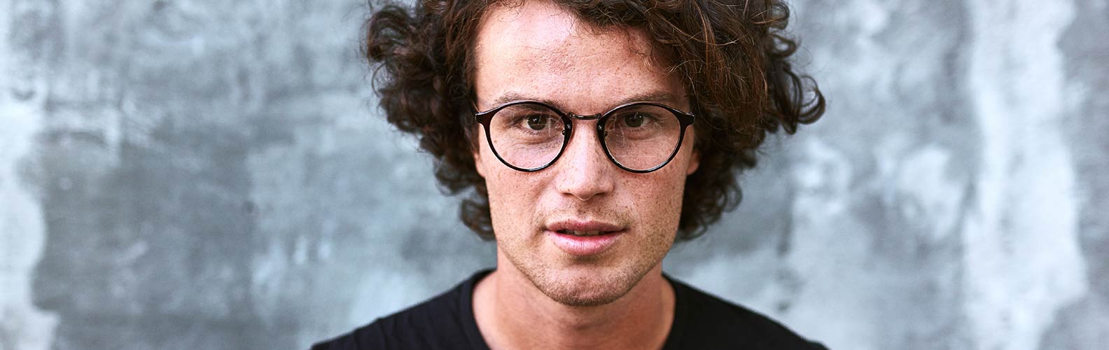 Asmuo su subraižytais akiniais