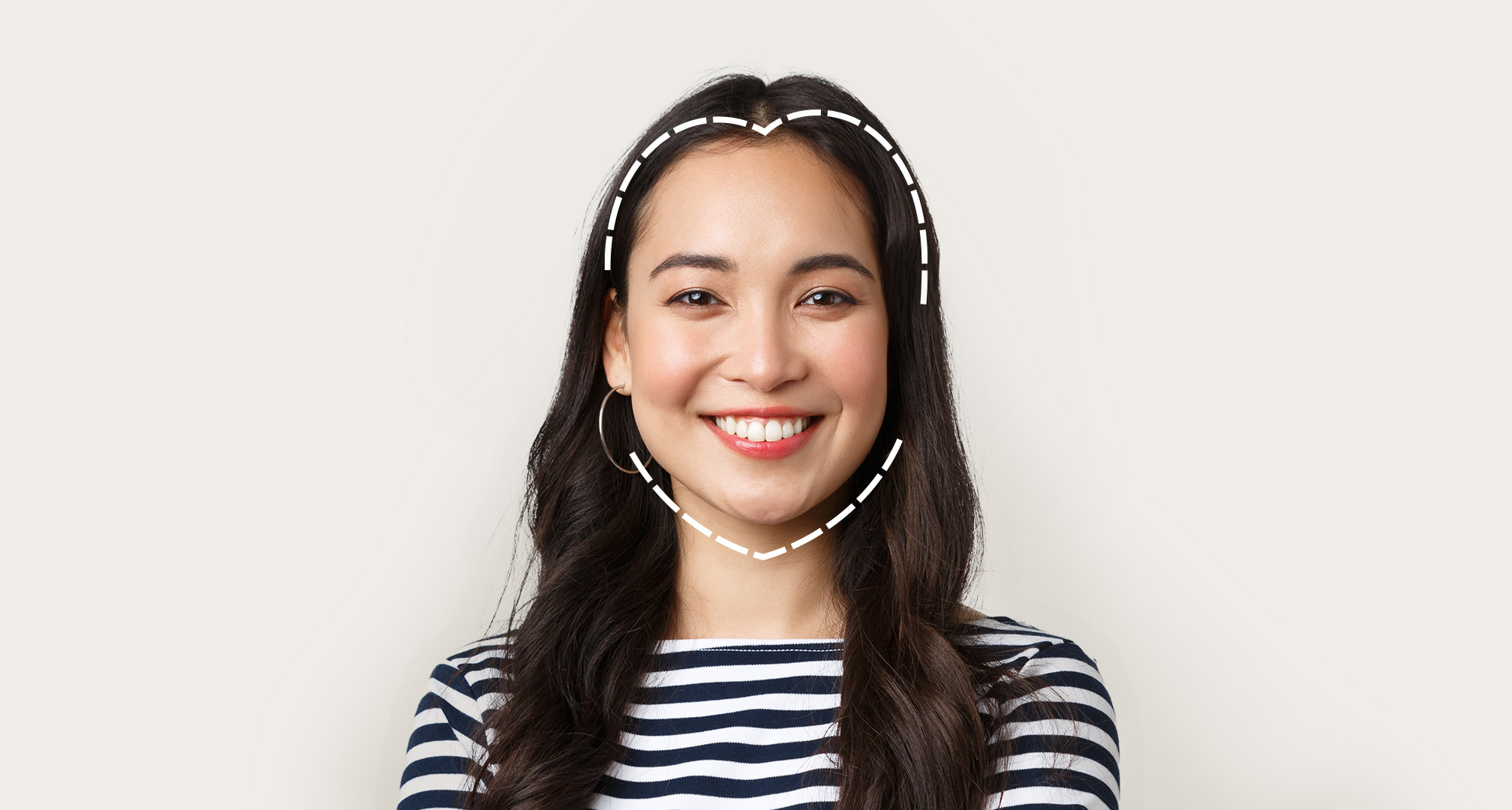 širdies kontūras aplink besišypsantį veidą, iliustruojantis veido formą