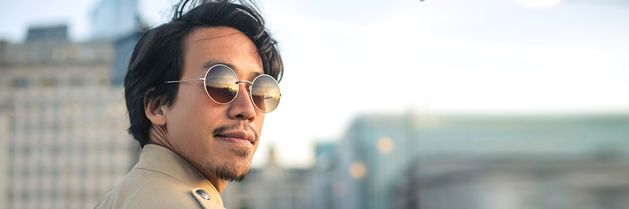 nuotrauka, kurioje pagrindinis dėmesys skiriamas asmeniui, dėvinčiam akinius nuo saulės