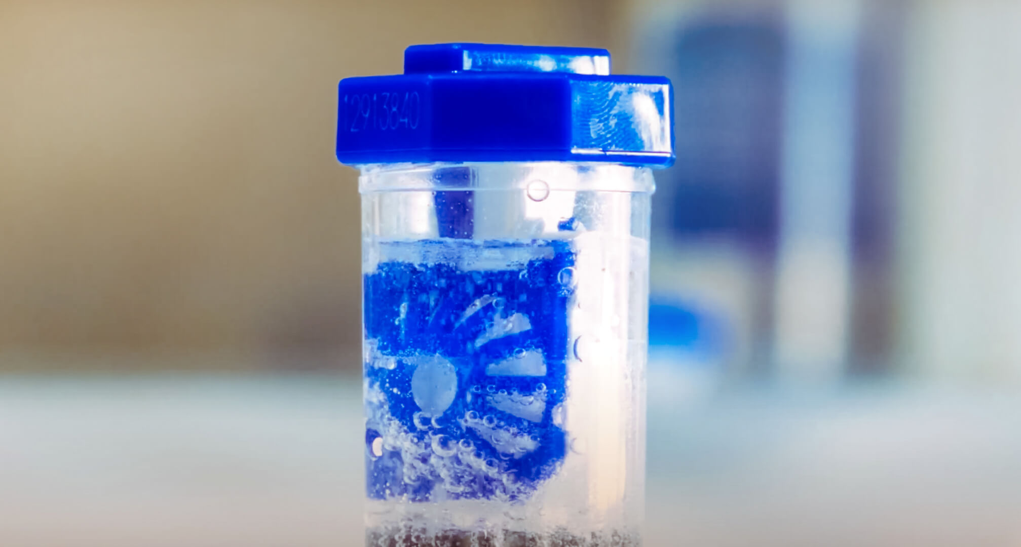 peroksido tirpalas burbuliuoja talpykloje