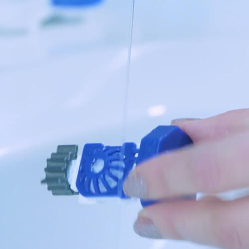 Lęšių skalavimas talpykloje su peroksido tirpalu.