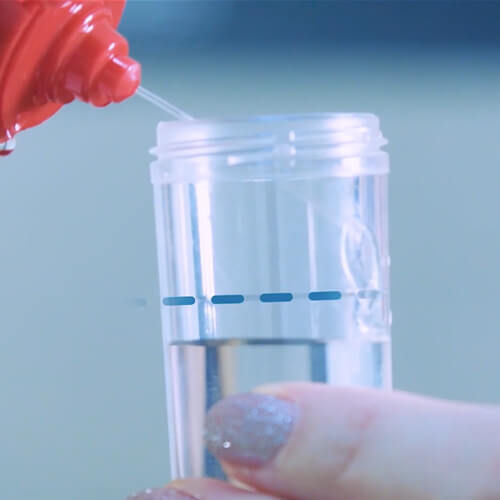 Talpyklos užpildymas peroksido tirpalu iki užpildymo linijos