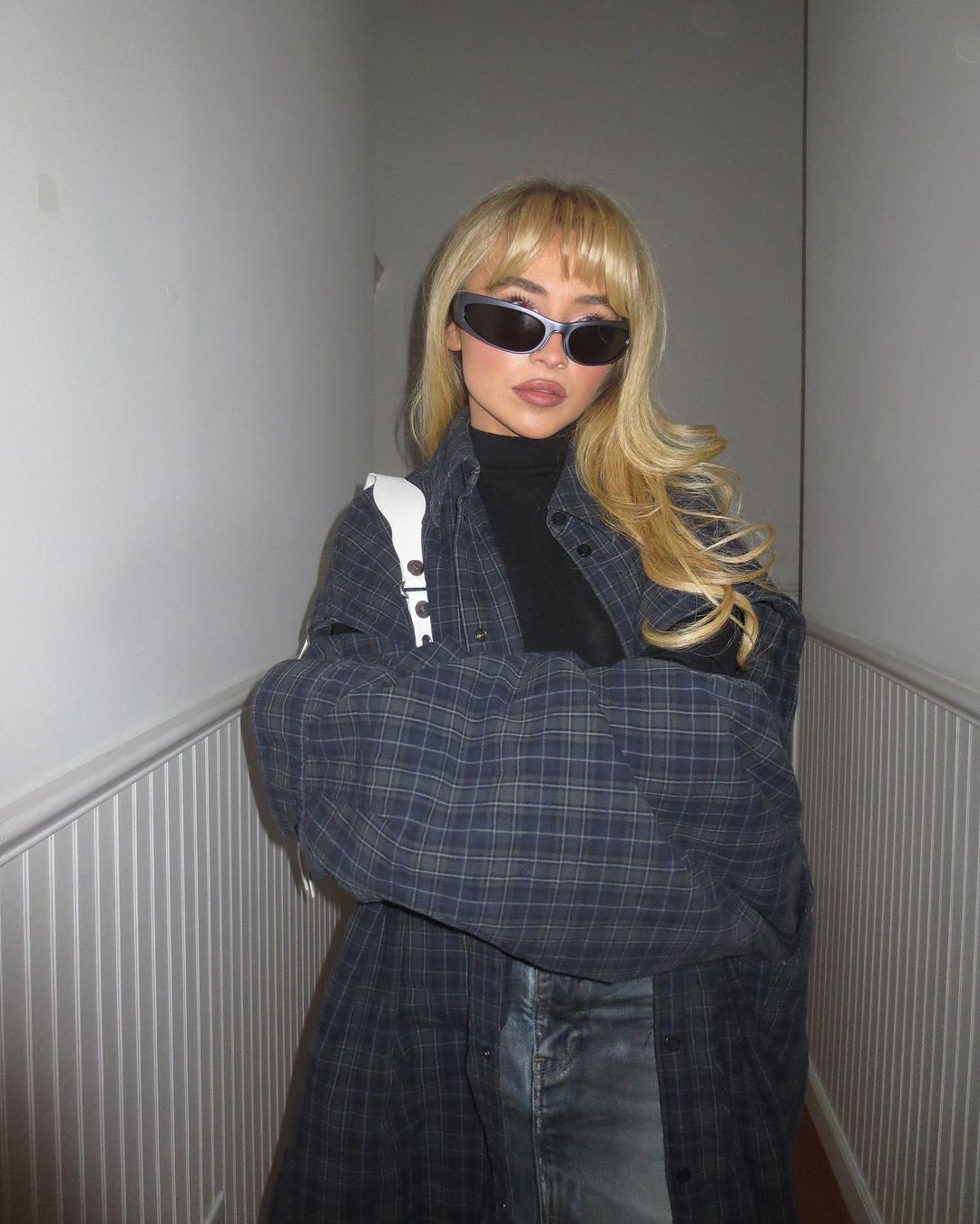 Jennifer Lopez su raudonais skydo formos saulės akiniais